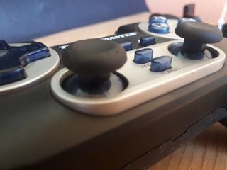2 Controller PS2 (Sony, Thrustmaster) + Card 8 MB