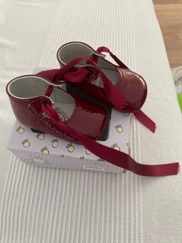 Zapatos bebé charol burdeos
