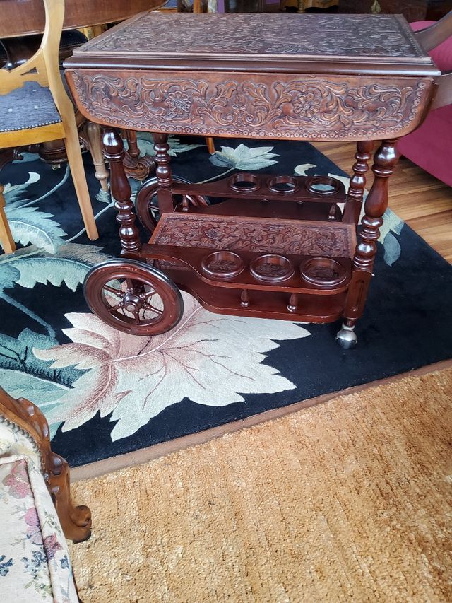 Carro de servicio antiguo y bello, muy útil.