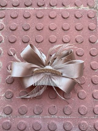 Tocado beige con plumas