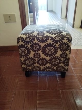 Sgabello poggiapiedi beige e marrone