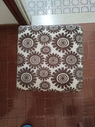 Sgabello poggiapiedi beige e marrone