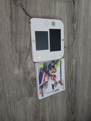Nintendo 2DS blanca y roja + Mario Kart 7