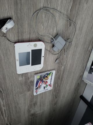 Nintendo 2DS blanca y roja + Mario Kart 7