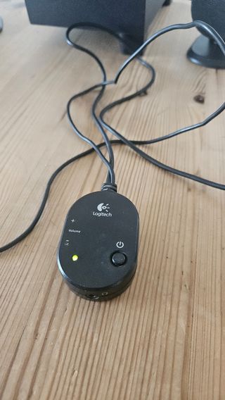 Altavoces Logitech 2.1 negros