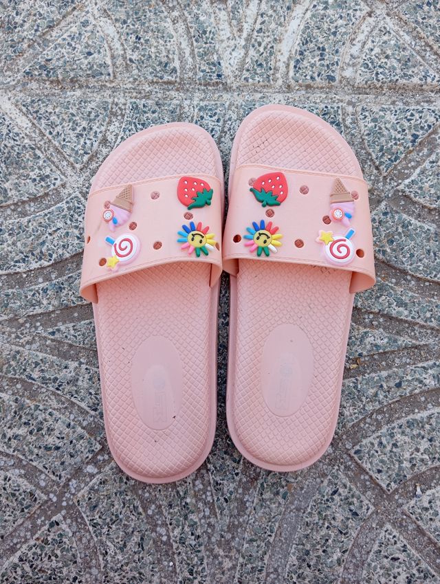 Chanclas rosas decoradas
