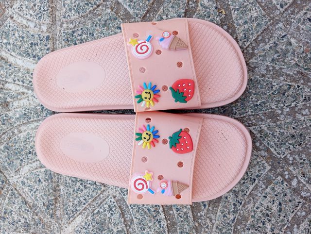 Chanclas rosas decoradas