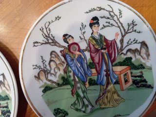2 Platos porcelana china. Decorativos con sello