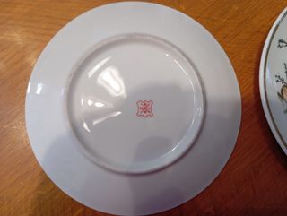2 Platos porcelana china. Decorativos con sello