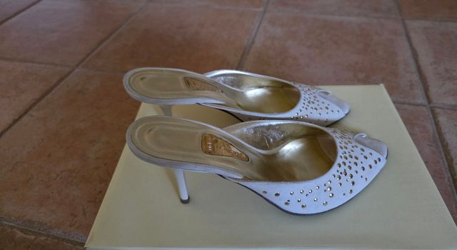 Zapatos de tacón beige y dorado