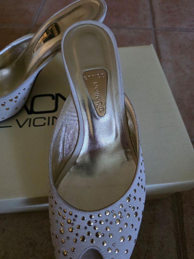 Zapatos de tacón beige y dorado