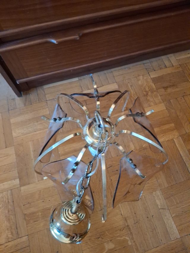 Lámpara vintage dorada con pantalla de cristal