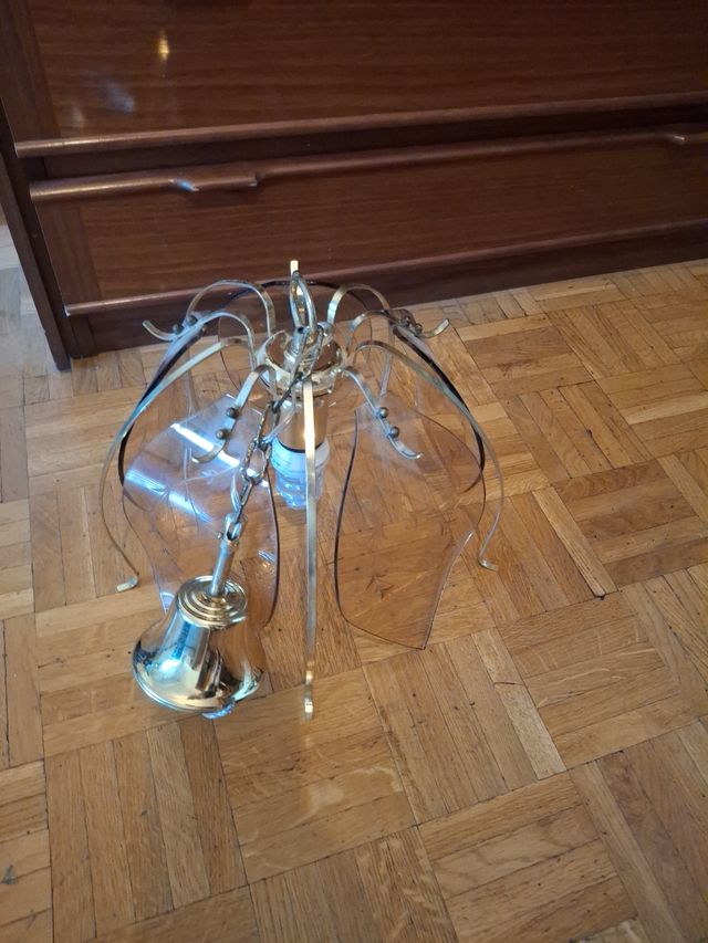 Lámpara vintage dorada con pantalla de cristal