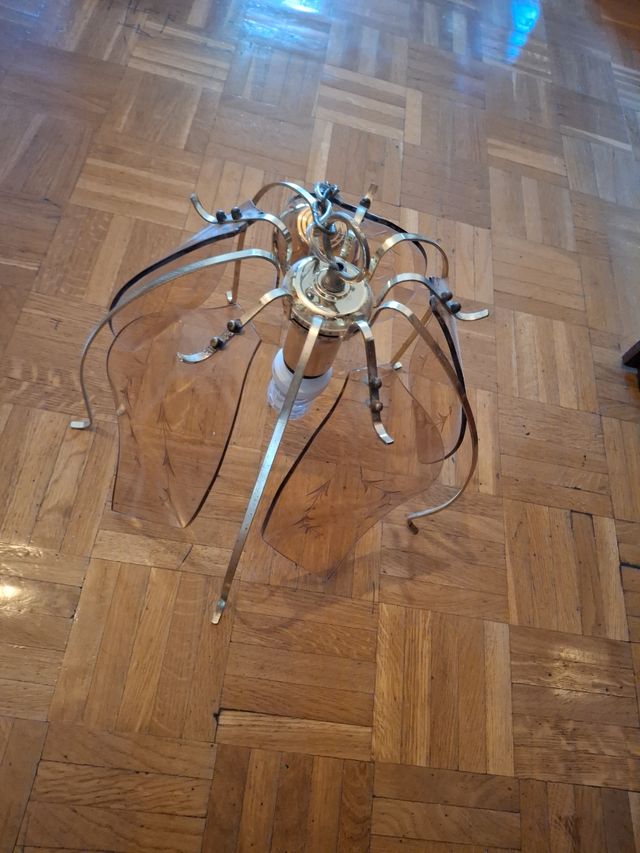 Lámpara vintage dorada con pantalla de cristal