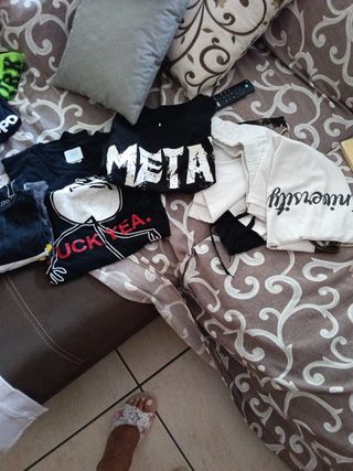 Abiti usati misti alla moda  Tutti stessa misura