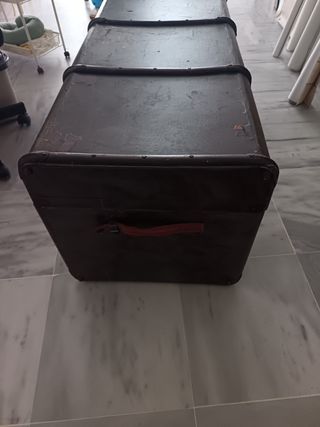 Baúl antiguo de marrón