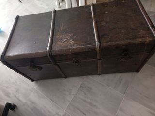 Baúl antiguo de marrón
