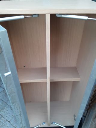 Armario con puertas de cristal