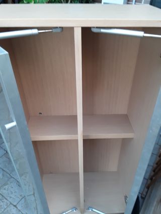 Armario con puertas de cristal