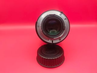 Obiettivo Nikon 50 mm 1.4 con paraluce e tappo