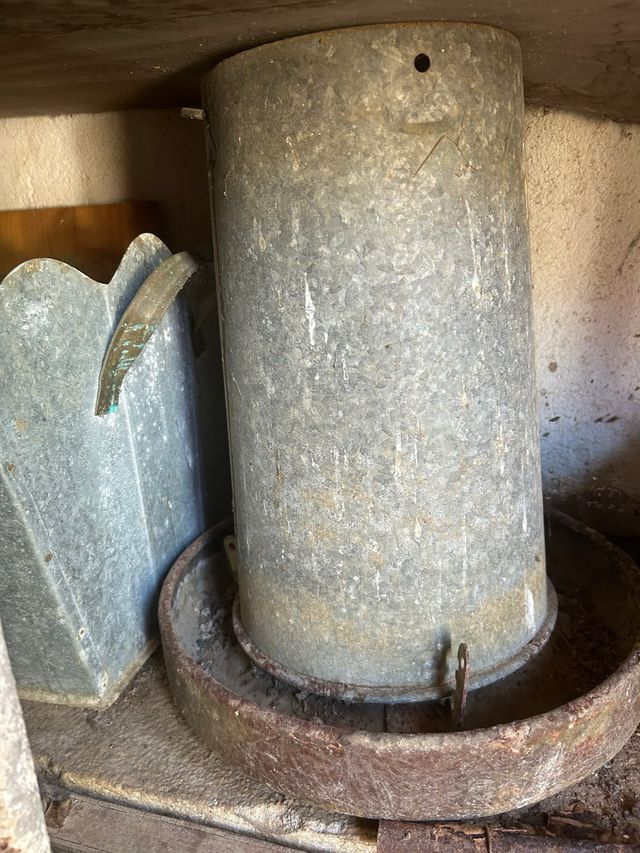 Comedero antiguo gallinas - metal