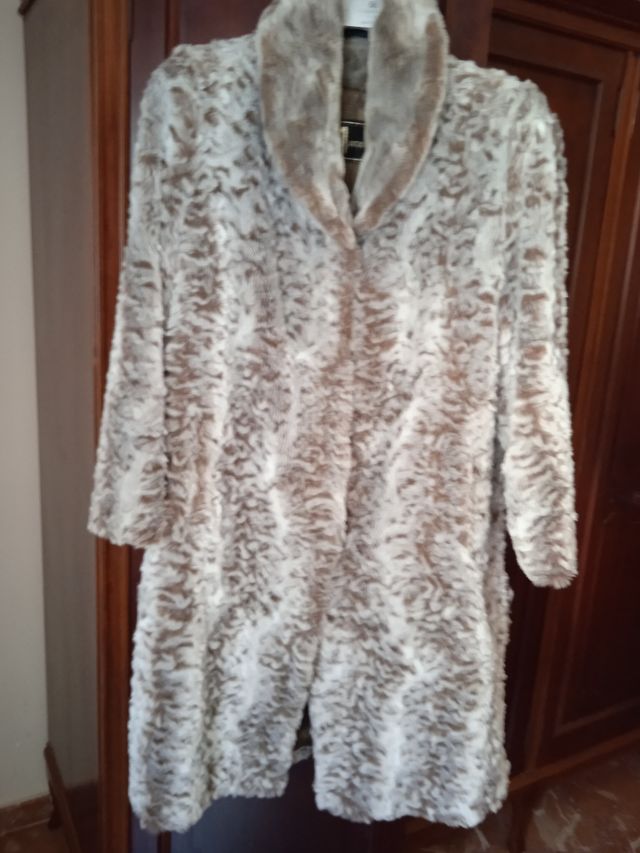 Abrigo sintético beige y marrón Talla 46