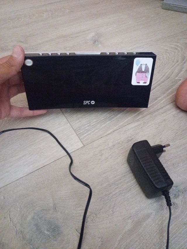 Despertador - Reloj con conexión a radio.