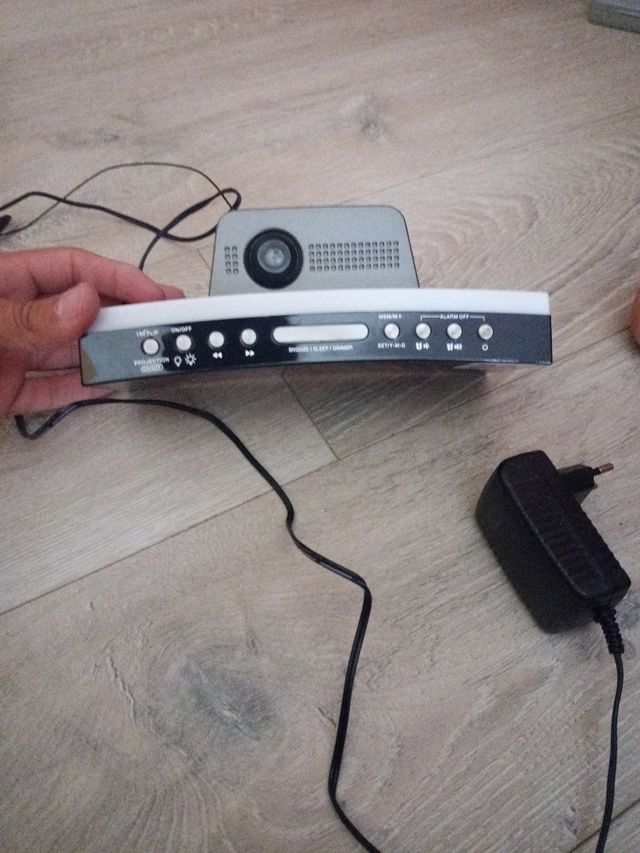 Despertador - Reloj con conexión a radio.