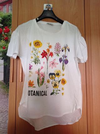 Camiseta Stradivarius flores