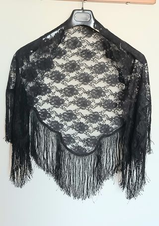 Scialle in pizzo nero con frange