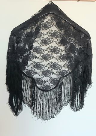 Scialle in pizzo nero con frange