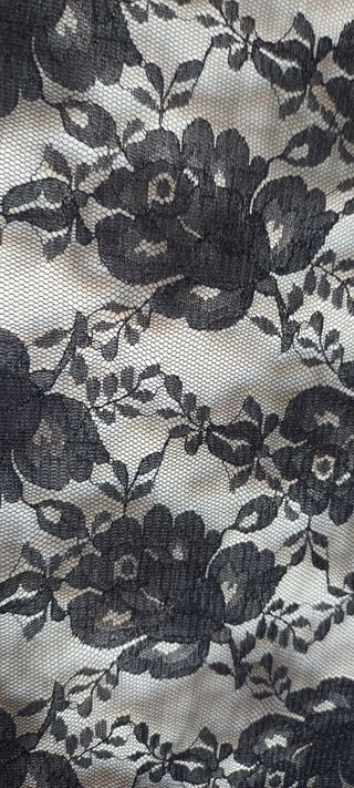 Scialle in pizzo nero con frange