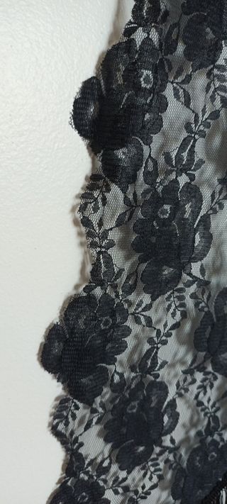 Scialle in pizzo nero con frange