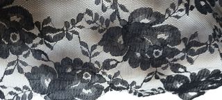 Scialle in pizzo nero con frange