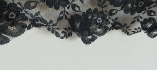 Scialle in pizzo nero con frange