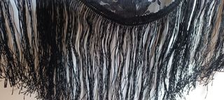 Scialle in pizzo nero con frange