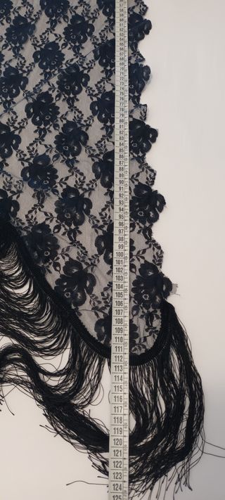 Scialle in pizzo nero con frange