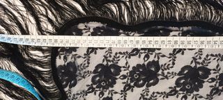 Scialle in pizzo nero con frange