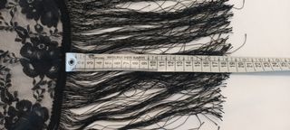 Scialle in pizzo nero con frange