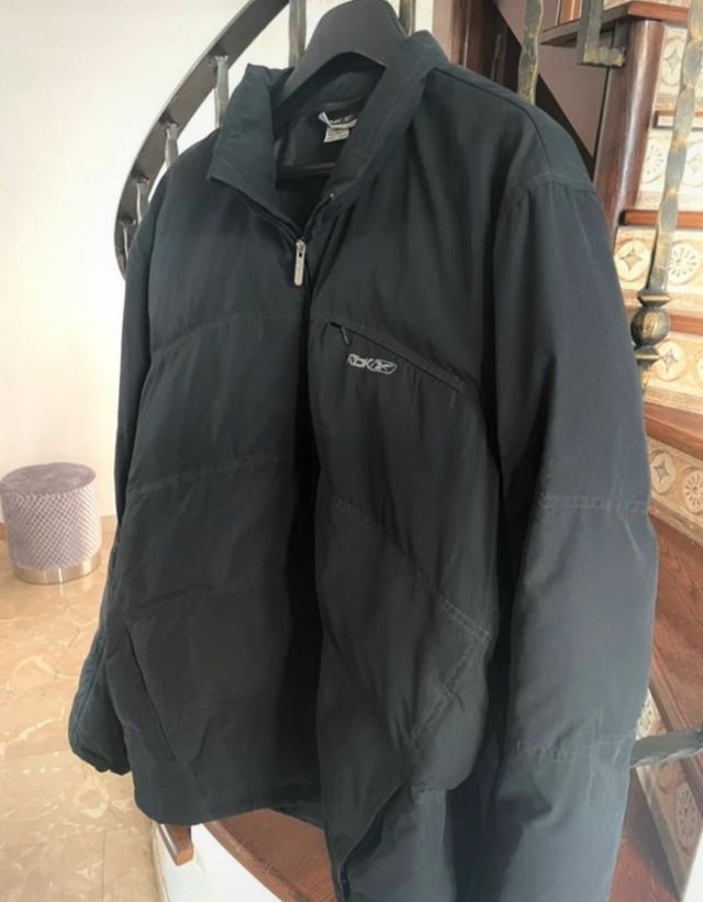 Chaquetón Reebok negro XL.