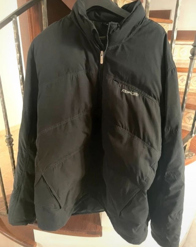 Chaquetón Reebok negro XL.