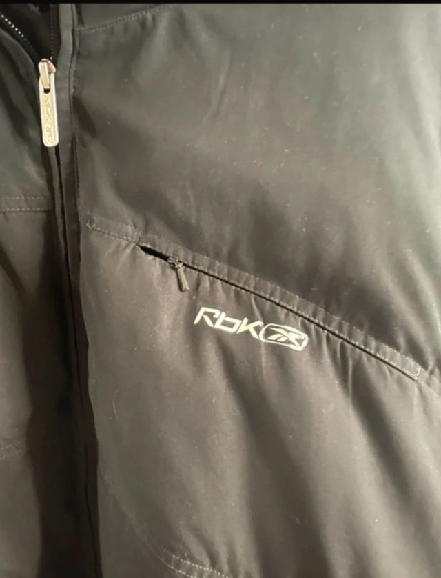 Chaquetón Reebok negro XL.