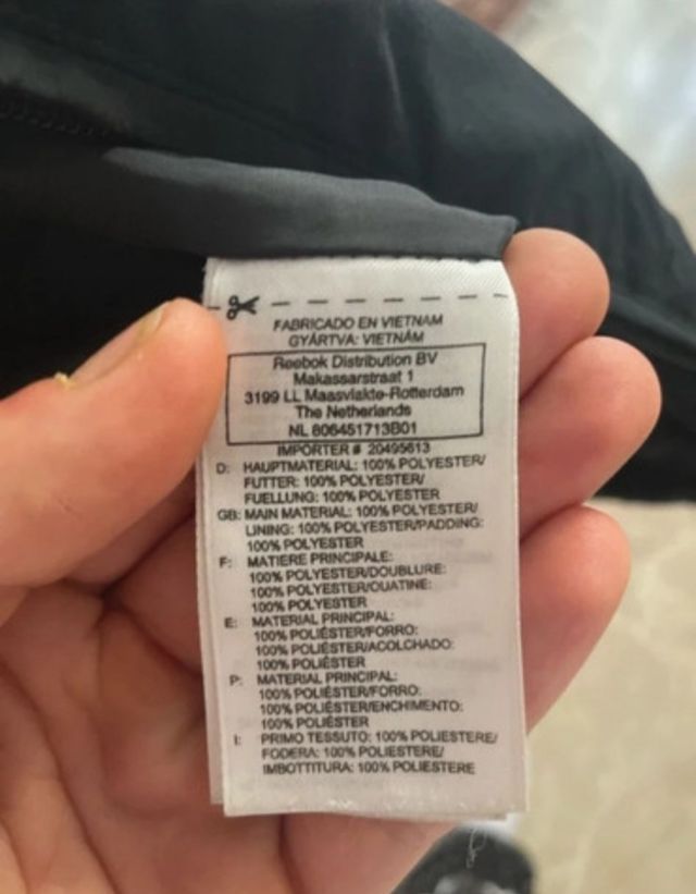 Chaquetón Reebok negro XL.