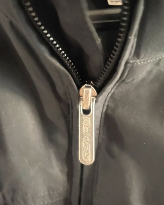 Chaquetón Reebok negro XL.