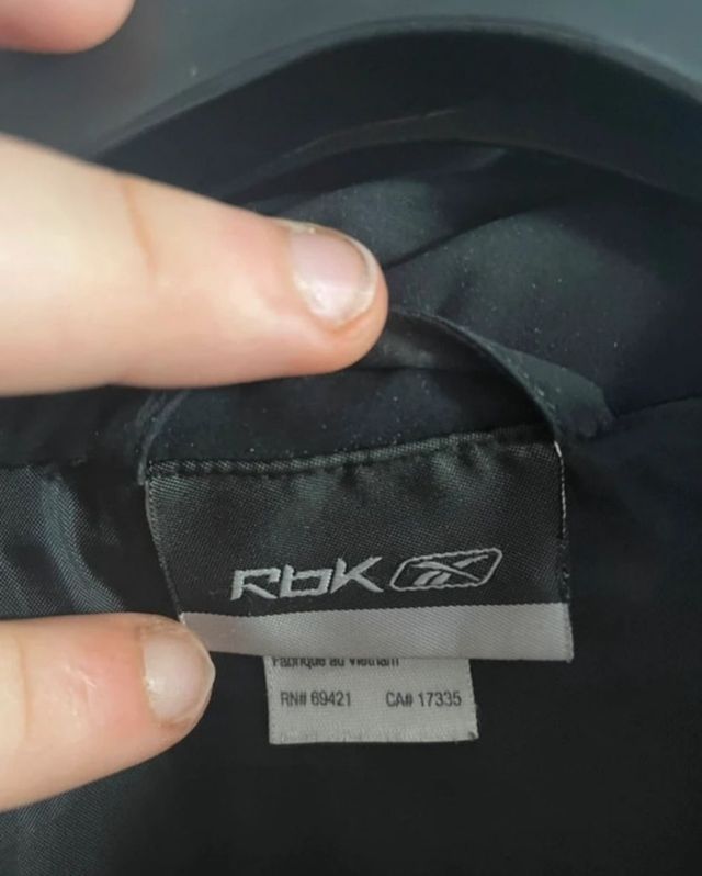 Chaquetón Reebok negro XL.
