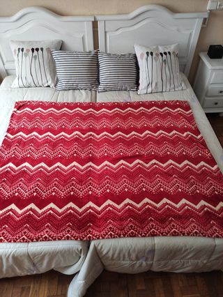 Manta polar roja - Diseño zigzag