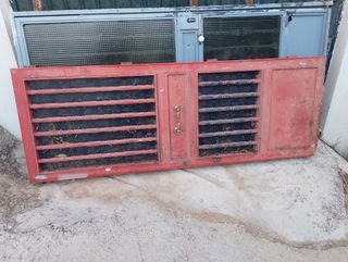 Puerta antigua de hierro es una puerta Fuerte
