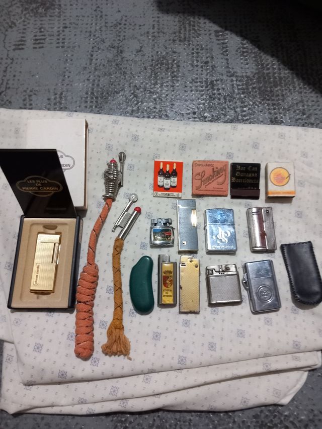 Un sacco di vecchi accendini