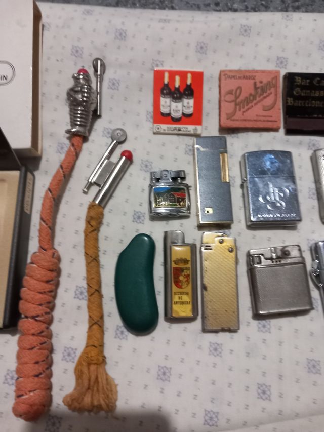 Un sacco di vecchi accendini