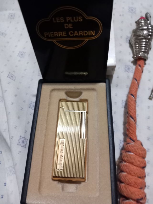 Un sacco di vecchi accendini